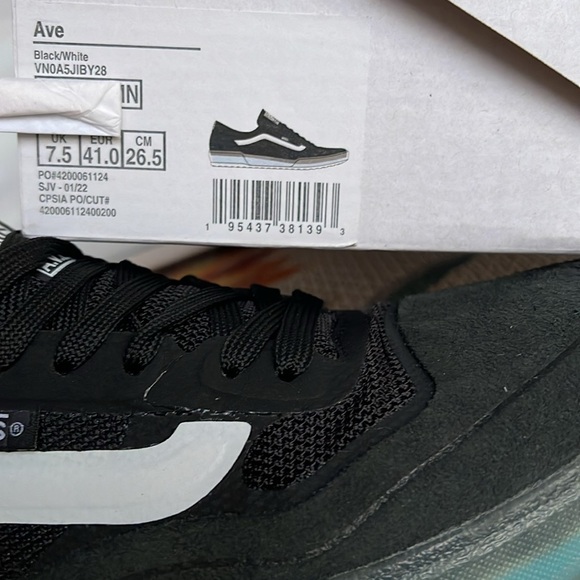 Vans Men’s Ave
Black/White
VN0A5JIBY28
Sneakers - Picture 16 of 16